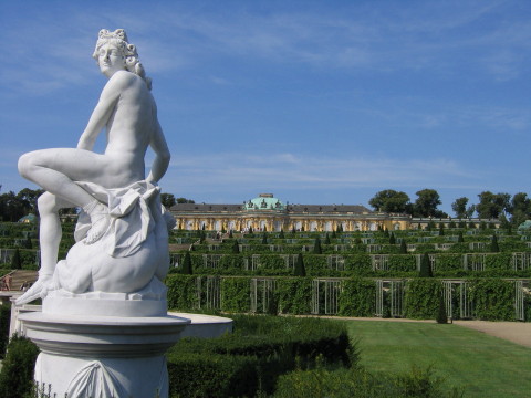 Berlin-Potsdam-Schloss-Sanssouci-statue-forgrund.JPG
