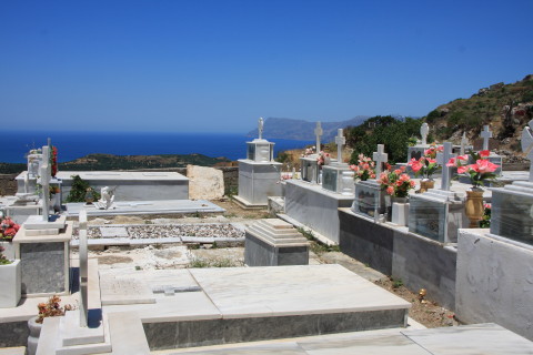 Kreta-2009-7549-kirkegaarden-paa-toppen-af-Polirinia.JPG