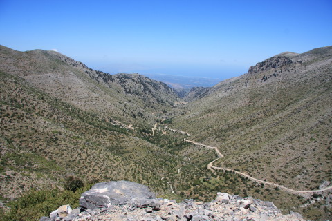 Kreta-2009-7639-grusveje-i-bunden-mod-gedefarme.JPG