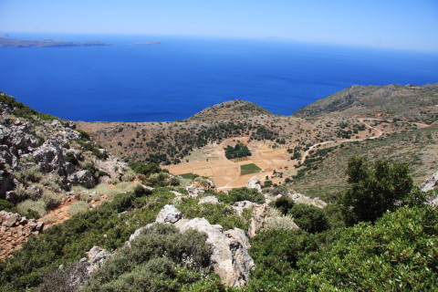 Kreta-2009-8026-Agios-Ioannis-Gionis-(chapel-on-the-Rodopou-Peninsula)-ligger-i-den-groenne-oase.JPG